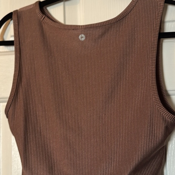Cropped athletic shirt - Picture 2 of 2